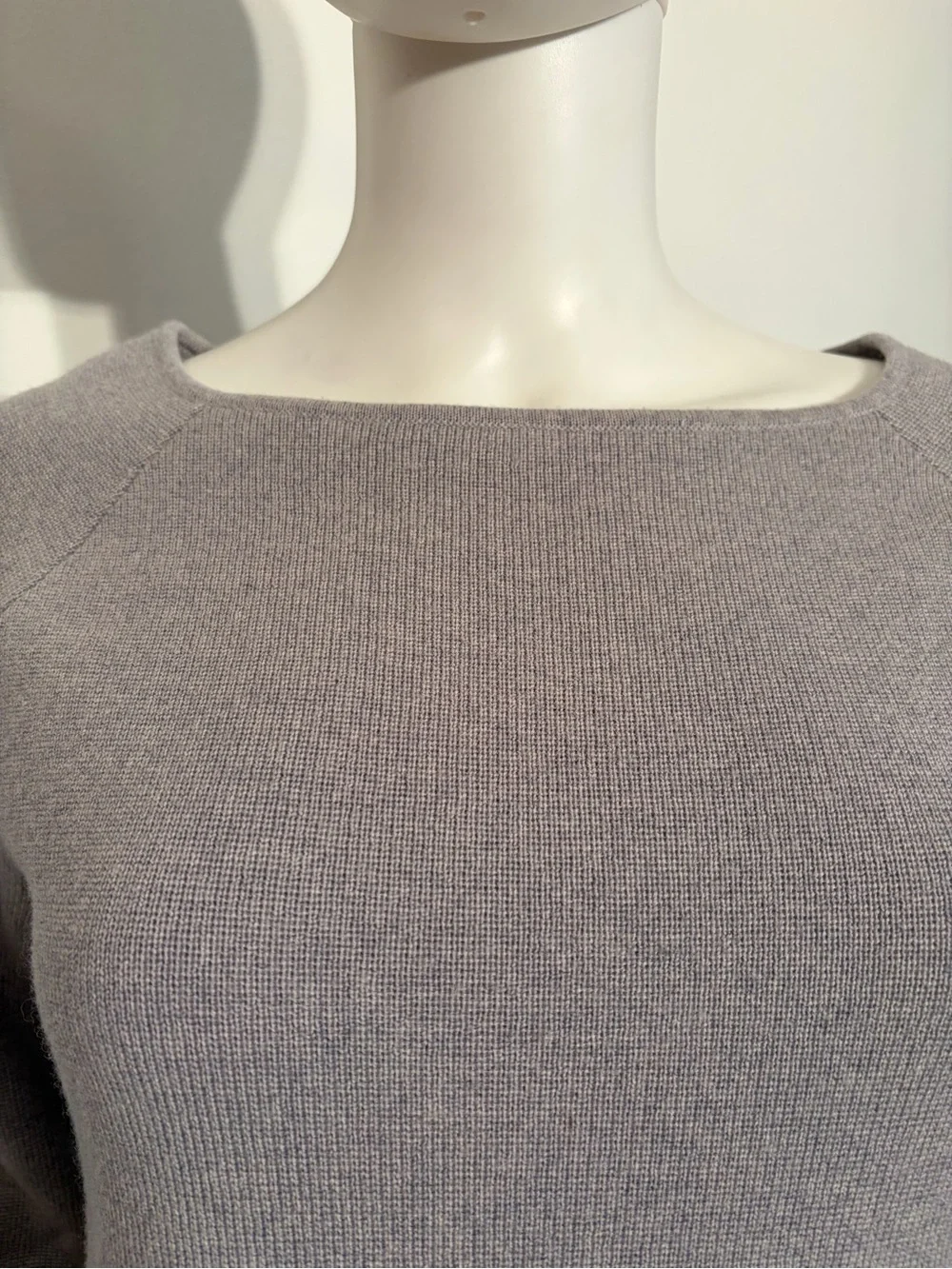 #924 Tory Burch Scoop-neck Sweater in Gray. 90% of sweater 100% Merino Wool